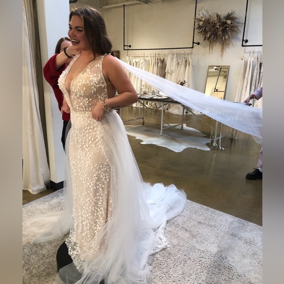 Brand new Chic Nostalgia Ezri wedding gown with detachable skirt and wings! - Picture 5 of 7